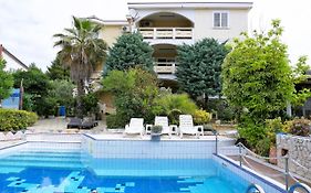 Villa Latina With 6 Apartments And A Shared Pool